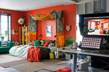 Vu dans les coulisses du studio photo Ikea : la mise en scène d'une chambre à coucher ethnique et colorée.