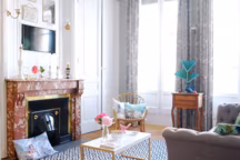 Dans le salon : encastrée dans le mur la TV devient un élément de déco au même titre que les cadres et miroirs au-dessus.