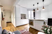 Petit îlot dans une cuisine ouverte sur le salon