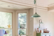 Des chaises dépareillées pour maison de campagne stylée et déco