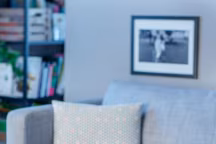 Deux petites tables basses fabriquées à partir d'un tronc d'arbre. Elles sont repeintes avec le blanc et le rose corail de la collection Attitude Récup' de Ripolin.