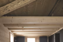 La vaisselle et le plateau KN Industrie poursuivent la partition en noir, à côté de la verrerie Sempre et d'un torchon en lin Maison de Famille.