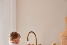 Peinture Intelligent Matt Emulsion en Clay au mur et Chimney Brick en crédence. Tarif indicatif : 52 euros pour 1L. Little Greene.