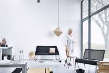 VIKTIGT, fauteuil, 119 euros. Rotin. 81x67, H 80cm. Noir. Design Wiebke Braasch. VIKTIGT, abat-jour, 29 euros. Bambou laqué, tressé à la main. Ø42, H42cm. Bambou. Design Ingegerd Råman. Ikea.