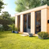 Abri de jardin Décor Home, studio de jardin semi-habitable tout compris. En pin et panneaux ESB pour la toiture, porte double et fenêtres en PVC gris-anthracite avec double vitrage. Structure à poser sur une dalle plane de niveau, à partir de 6249 euros. Leroy Merlin.