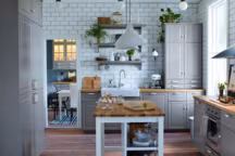 Inspirez-vous de cette cuisine de style campagne qui mélange subtilement gris clair et blanc. Rien de tel pour   moderniser les murs qu'un carrelage métro blanc posé sur toute la hauteur. Le conseil déco en plus : des touches de végétation ça et la qui oxygènent la pièce pour un environnement plus frais et plus moderne.

Cuisine en U classique avec portes Bodbyn et caissons Metod gris clair, à partir de 35 euros, et évier double en céramique, 179 euros, Ikea.