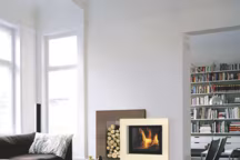 Coup double. La cheminée " Screen N104 » se compose de deux cadres. L'un souligne le foyer fermé " S6 V+ EHP », l'autre, aspect wengé, entoure une niche à bois. 8 à 15 kW, rendement 78,5 %, L 158 x P 66 x H 125 cm, 3785 euros l'ensemble, Brisach.