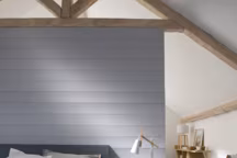 La cloison de séparation qui fait tête de lit est revêtue d'un lambris en pin brossé coloris Silex. Lames de 235 cm de long et 14 cm de large, 19,90 euros le m2, Castorama.