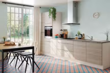 Cuisine Kalie : structure en panneaux de particules surfacés mélaminés ép. 16 mm coloris blanc. Façades en panneaux de particules surfacés mélaminés, ép.18 mm décor imitation chêne blanchi. Poignées métalliques finition chromé mat. A partir de 489€ selon l'implantation type.