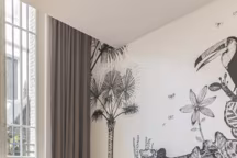 Dans les quatre chambres, dont l'une accueille trois hôtes, une créativité au libre cours a trouvé place.