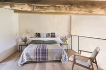 Draps kaki et bleu, Society ; coussins LeLigne et couvre-lit tissé à la main par la mère de Luc. Fauteuil années 50 et tabouret de bois chinés, tapis AM.PM.