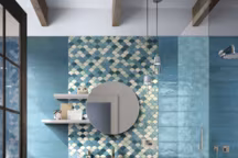 Mosaïques japonisantes dans salle de bain bleue