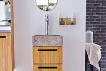 Plus d'info : meuble de salle de bains Line, en teck et marbre, dimensions : H 66 x L 41 x P 41 cm, 439 euros, Tikamoon.