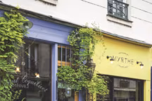 Un grand fleuriste Tom, ex-commissaire d'exposition, pour une micro-boutique-atelier avec mezzanine, Bleuet Coquelicot. Comme maison de poupées avec fleurs de saison de producteurs locaux, avoisine d'autres lieux tout aussi intimes, comme l'épicerie-cantine Myrthe ou le coffee bar Ten Belles.