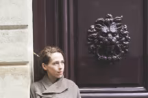 La designer Stéphanie Marin à deux pas du Centre Pompidou à Paris, une ville où elle ne circule " qu'à pied ».