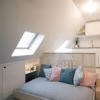 Une ancienne chambre mansardée transformée en véritable studio 2 pièces avec cuisine.