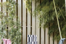 Première collection outdoor Singing in the Rain, toile en fibre synthétique Deluge, 108 euros le m en 142 cm, Jim Thompson chez Pierre Frey.