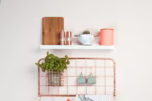 Étagère murale en métal cuivré : 31,90 euros, Present Time disponible sur decoclico.fr