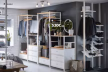 Pages 8 et 9 de la brochure Armoires Ikea 2017 : Elvarli 2 sections 530 euros/pc. Aluminium, peint époxy/polyester, bambou, papier, verni acrylique incolore, revêtement phosphate anticorrosif. Tiroir panneau de particules/fibres de bois, peint acrylique, plastique ABS, feuille décor. Eléments compris dans cette combinaison : 1 montant latéral P51 x H126 cm (40 euros), 2 montants latéraux P51 x H216 cm (50 euros/pc), 2 croisillons (10 euros/pc), 1 tringle 80 cm (10 euros), 4 tiroirs L80 x P51 cm (65 euros/pc), 4 tablettes L80  x P51 cm (25 euros/pc). L165 x P55 x H126/216 cm. Blanc/bambou. Ikea.