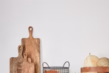 Petite planche à découper, en bois de manguier, 14x26 cm, 4,99 euros. H&M Home.