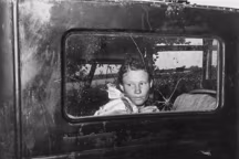 Russell Lee, Migrant Worker Looking Through Back Window of Automobile near Prague, Oklahoma,1939. Galerie Lumière des Roses.