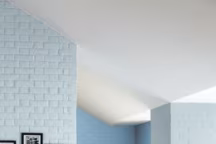 Peinture monocouche, séchage rapide Crème de Couleur, Dulux Valentine, teintes Bleu fjord et Bleuet : 18,95 euros le demi litre et 49,50 euros les 2,5 litres. Dulux Valentine.