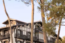 Philippe Starck transforme une ancienne pension de famille en hôtel