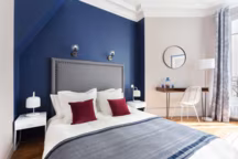 Peinture Farrow & Ball : drawing blue (bleu) et peignoir (gris rosé). Chambre moderne avec mur bleu Catherine Plumet Interior Design