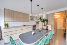 La cuisine ouverte, réalisée sur mesure en panneaux contreplaqués de bouleau, et sa table-bar rabattable