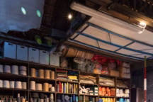 Les gravures de l'artiste Noémie Lansalot prennent naturellement place dans cette bibliothèque de bobines