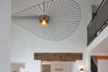 La suspension profite du volume de la pièce sans alourdir la déco.