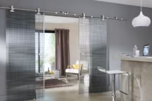 Le système en applique Manhattan de Lapeyre est en inox pour un aspect sobre et discret. Fonctionnant grâce à un roulement à billes et une butée de porte, il est idéal pour 2 portes en verre.
Le système est présenté avec le modèle de porte en verre transparent trempé Textile (Ep. 8mm) avec sérigraphie couleur biface pour un effet 3D.
Système Manhattan pour 2 portes : 517 €
2 portes Textile : H. 200,5 x l. 82,5 cm - Prix : 518 €