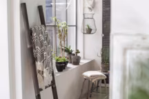 Echelle porte serviette de salle de bains en bambou noir. Tarif indicatif : 29 euros. Chez Tikamoon.