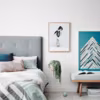 On pose une belle photo près du lit. Poétique et romantique elle personnalise les abords du lit avec douceur et habille le mur. Le plus déco qui fait tout : l'encadrement en bois clair qui se fond avec les tons pastels du reste de la déco de la chambre.

Poster Hirteen Serie by Vee Speers, 70 x 50 cm, 59 dol, Norsu.com.au.