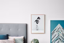 On pose une belle photo près du lit. Poétique et romantique elle personnalise les abords du lit avec douceur et habille le mur. Le plus déco qui fait tout : l'encadrement en bois clair qui se fond avec les tons pastels du reste de la déco de la chambre.

Poster Hirteen Serie by Vee Speers, 70 x 50 cm, 59 dol, Norsu.com.au.