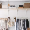Une penderie ouverte avec style