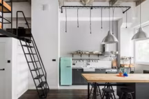 réfrigérateur smeg vert d'eau dans une cuisine de loft industriel