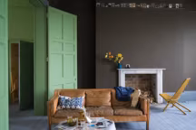 Plafond : Plummett No. 282 Estate Emulsion 
Murs : Salon Drab No. 290 Estate Emulsion
Boiseries : Yearbridge Green No. 287 Estate Eggshell
Sol : Plummett No. 282 Floor Paint