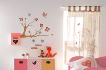 Lit Papillon en pin massif ou MDF, 102 x L 149 à 199 x H 73 cm, 199 euros en pin massif et 249 euros en MDF. Meuble 5 bacs en MDF, poignées découpes oiseaux et formes ovales, bacs amovibles , H 66,5 x L 89 x P 30 cm, 115 euros. Rideau en organdi brodé, largeur de 105 cm et deux hauteurs disponibles 180 cm (34,99 euros) et 240 cm (39,99 euros). Tapis en pur coton tufté, 100 x 133 cm, 69,95 euros. Housse de couette Tree of love, 140 x 200 cm pour 39,95 euros et 200 x 200 cm pour 54,95 euros. taie d'oreiller Tree of love, 50x 75 cm pour 11,95 euros et 63 x 63 cm pour 11,95 euros. Lot de 59 stickers Jolie nature, 2 planches de 28 x 48 cm, 24,95 euros.  

lit évolutif !