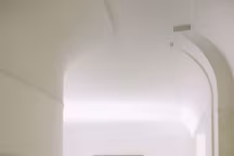 Dans le séjour, de chaque côté du canapé en Skaï blanc "Throw-Away" de Willie Landels, 1965, Zanotta, baffles Elipson. Au-dessus, tableau de Claude Garache. Tables basses, Habitat, et pouf de Pierre Paulin.