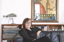 Monique Eleb, chez elle à Paris, devant une affiche vantant les charmes de Casablanca, où elle est née. A cette cité et sa collection exceptionnelle d'espaces urbains, de maisons, de jardins, elle a consacré un livre, écrit en collaboration avec Jean-Louis Cohen : Casablanca/Mythes et figures d'une aventure urbaine (éd. Hazan, 2004)