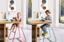 Chaise haute évolutive Tibu, de 6 à 18 mois utilisation conseillée avec un coussin d'assise et la ceinture de sécurité, de 18 mois à 8 ans environ le repose-pieds est réglable selon la taille de l'enfant, structure en métal, 86 x 51 x 48 cm, 269 euros, Charlie Crane disponible chez Womb.