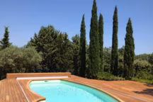 Ouverte, la couverture Néva s'enroule autour d'un axe en bout de bassin, dans un coffre en bois exotique, pour un système invisible. Couverture motorisée Néva. Entre 10 et 15 000 euros. Abridéal.