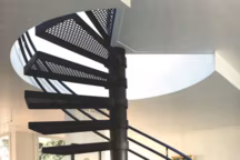 Escalier contemporain en acier patiné canon de fusil, dessiné par l'architecte d'intérieur Rena Dumas et réalisé par les Ateliers Saint-Jacques.