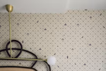 On adore cette tablette téléphone suspendue aussi pratique que rétro. La touche déco en plus : les interrupteurs rétro et le papier peint graphique.
Hotel Panache, 1 rue Geoffroy-Marie, 75009 Paris, 01 47 70 85 87 www.hotelpanache.com.