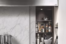 Le plus chic. Plan de travail en marbre plaqué sur structure bois. Epaisseur du marbre de 1 à 8 cm, selon l'effet recherché. Dimensions maximales : 2,70 x 1,27 m. Prix sur demande, SieMatic.