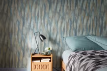 Sol en sisal Assam seigle, 24,99 euros le m2, papier peint Moonstone, 69,90 euros le rouleau, Saint Maclou.