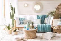 Jeté Antalya en coton, L 160 x l 210 cm, 49,99 euros. Vase Goutte Bleu en céramique, Ø 21 x H 28 cm, 29,99 euros. Vase Cabane Bleu en céramique, Ø 20
x H 20 cm, 21,99 euros. Vase Océan en céramique, Ø 15 x H 20 cm, 16,99 euros, Maisons du Monde.