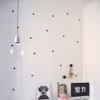 Pour donner de l'esprit en douceur à cette chambre on a moucheté le mur blanc de petits pois noirs
http://www.cocondedecoration.com/blog/2012/09/deco-et-luminaire/