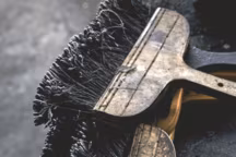 Ses balais et brosses, le Coréen les rapporte de ses voyages à Istanbul, Palerme, Pékin...